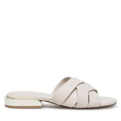 Klapki Nine West. Brązowe klapki Nine West, bez wzorów, bez obcasa. Za 179.99 zł.