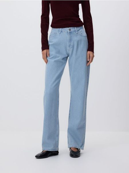 Jeansy straight fit - niebieski. Niebieskie jeansy Reserved, bez wzorów. Za 129.99 zł.