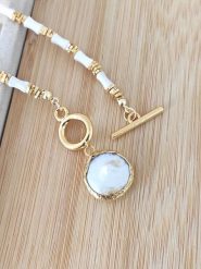 Nakkash Pozłacany naszyjnik perłą i masą perłową - dł. 45 cm rozmiar: onesize. Białe naszyjniki Nakkash, z perłą, pozłacane. Za 39.99 zł.