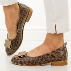 Brązowe skórzane półbuty damskie Cambell 19456. Brązowe baleriny Cambell, z aplikacjami, z jeansu, z okrągłym noskiem, bez obcasa, na obcasie. Za 229.00 zł.