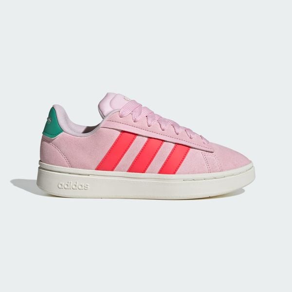 Buty Grand Court Alpha. Białe trekkingi Adidas, z gumy, trekkingowe. Za 365.15 zł.
