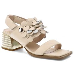 Sandały damskie S.Barski, ze skóry naturalnej z efektowną kwiatową aplikacją i ozdobnym obcasem, beżowe, CR61-3062. Brązowe sandały S.BARSKI, z aplikacjami, ze skóry, bez obcasa, na obcasie, bez zapięcia. Za 319.00 zł.