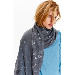 SZALIK DAMSKI W GWIAZDKI. Szare szaliki TOP SECRET, na lato, bez wzorów, z tkaniny, eleganckie. W wyprzedaży za 9.99 zł.