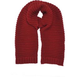 SZALIK DAMSKI. Czerwone szaliki TOP SECRET, na jesień, bez wzorów, z dzianiny, klasyczne. W wyprzedaży za 29.99 zł.