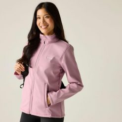 Connie V Damski wodoodporny softshell turystyczny. Czerwone kurtki sportowe Regatta, bez wzorów, z softshellu, bez kaptura, trekkingowe. W wyprzedaży za 139.99 zł.