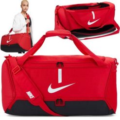 Torba sportowa Nike Academy Team treningowa na ramię ze wzmacnianym dnem 60L. Czerwone torby na ramię Nike, bez wzorów, sportowe, na ramię, bez dodatków. Za 126.00 zł.