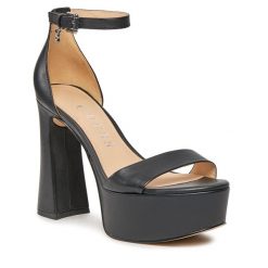 Sandały Guess. Czarne sandały Guess, z aplikacjami, bez obcasa, na słupku, bez zapięcia. Za 849.99 zł.