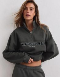 Damska bluza dresowa z półzamkiem, drapana, luźna Varsity ciemna zieleń. Zielone bluzy AIM'N, s, bez wzorów, z bawełny, bez kaptura. Za 346.00 zł.