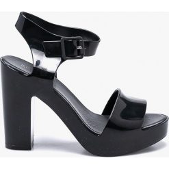 Melissa - Sandały Mar. Czarne sandały Melissa, bez wzorów, z kauczuku, bez obcasa, na obcasie, bez zapięcia. W wyprzedaży za 259.90 zł.