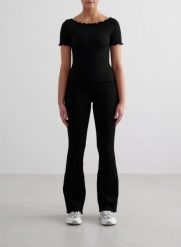 Damskie legginsy bezszwowe, wysoki stan, rozszerzane nogawki Tulip czarne. Czarne legginsy AIM'N, l, bez wzorów, z dzianiny, z podwyższonym stanem. Za 381.00 zł.