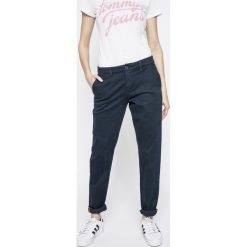 Tommy Jeans - Spodnie. Spodnie materiałowe Tommy Jeans, na co dzień, bez wzorów, z bawełny. W wyprzedaży za 219.90 zł.