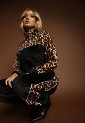 Czarny Welurowy Komplet Dresowy Spodnie i Bluza z Panterkowym Printem Koratess. Czarne bluzy Renee, m, bez wzorów, z dresówki, bez kaptura. Za 79.99 zł.