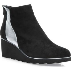 Buty damskie. Czarne botki Wittchen, bez wzorów, z materiału, bez obcasa, na koturnie, bez zapięcia. W wyprzedaży za 299.90 zł.