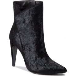 Botki GUESS - FLOP24 FAM10 BLACK. Czarne botki Guess, z aplikacjami, z materiału, bez obcasa, na obcasie, bez zapięcia. W wyprzedaży za 469.00 zł.