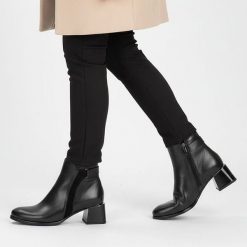 Botki damskie Armodo, skórzane na obcasie za kostkę z okrągłym noskiem i na zamek, czarne, 60563-S. Czarne botki Armodo, bez wzorów, ze skóry, z okrągłym noskiem, za kostkę, bez obcasa, na obcasie, bez zapięcia. Za 429.00 zł.