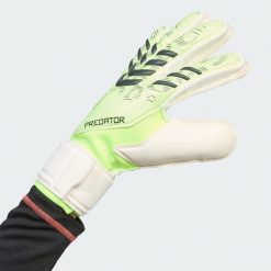 Rękawice bramkarskie Predator Match Fingersave. Białe rękawiczki Adidas, bez wzorów, sportowe. Za 259.00 zł.