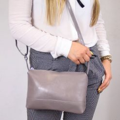 Listonoszka skórzana DAN-A T410 szara. Szare torebki klasyczne DAN-A, bez wzorów, ze skóry, bez dodatków. Za 199.99 zł.