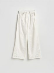 Jeansy wide leg z ażurowym wzorem - biały. Białe jeansy Reserved, w ażurowe wzory. Za 159.99 zł.