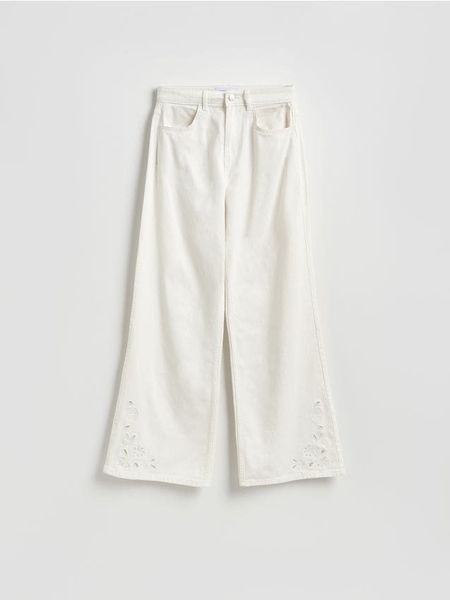Jeansy wide leg z ażurowym wzorem - biały. Białe jeansy Reserved, w ażurowe wzory. W wyprzedaży za 49.99 zł.