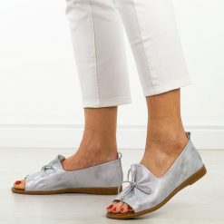 Srebrne skórzane płaskie sandały damskie Cambell 656. Szare sandały Cambell, bez wzorów, z jeansu, eleganckie, bez obcasa, na płaskiej podeszwie, bez zapięcia. Za 179.00 zł.