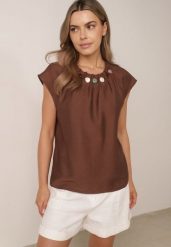 Brązowa Wiskozowa Bluzka w Stylu Boho z Aplikacją z Imitacji Kamieni Rosunte. Brązowe bluzki Born2be, m, z aplikacjami, z wiskozy, boho, bez kołnierzyka, bez ramiączek. Za 89.99 zł.