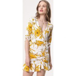 Biała Sukienka Lily Of The Valley. Białe sukienki Born2be, na co dzień, l, bez wzorów, eleganckie, bez kołnierzyka, bez ramiączek, mini, kopertowe. Za 59.99 zł.