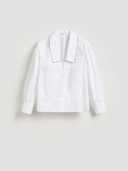 Bawełniana koszula z kołnierzykiem - biały. Białe koszule Reserved, l, bez wzorów, z bawełny, bez kołnierzyka, bez ramiączek. Za 119.99 zł.