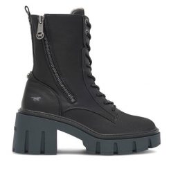 Botki Mustang. Czarne botki Mustang, bez wzorów, bez obcasa, na słupku, bez zapięcia. Za 399.99 zł.