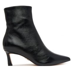 Botki Steve Madden. Czarne botki Steve Madden, bez wzorów, bez obcasa, na szpilce, bez zapięcia. Za 639.99 zł.