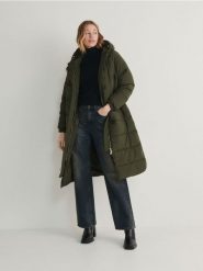 Płaszcz z wiązanym paskiem - zielony. Zielone płaszcze Reserved, l, bez wzorów, z tkaniny, bez kaptura. Za 299.99 zł.