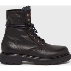 Tommy Jeans - Botki. Czarne botki Tommy Jeans, bez wzorów, z jeansu, bez obcasa, bez zapięcia. W wyprzedaży za 599.90 zł.