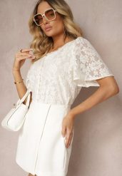 Biała Bluzka z Koronkowego Materiału z Ozdobnymi Guzikami Dimlline. Białe bluzki Renee, l, z aplikacjami, z koronki, eleganckie, bez kołnierzyka, bez ramiączek. W wyprzedaży za 82.49 zł.