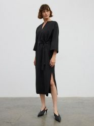 BGN Sukienka w kolorze czarnym rozmiar: 36. Czarne sukienki BGN, na co dzień, bez wzorów, z tkaniny, bez kołnierzyka, bez ramiączek, midi, proste. Za 65.99 zł.