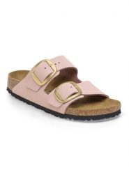 Birkenstock Skórzane klapki "Arizona Big Buckle" w kolorze jasnoróżowym rozmiar: 36. Różowe klapki Birkenstock, bez wzorów, z nubiku, z otwartym noskiem, bez obcasa. Za 480.90 zł.