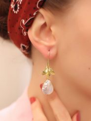 L'Atelier de Gaia Pozłacane kolczyki z masą perłową rozmiar: onesize. Białe kolczyki L'Atelier de Gaia, z perłą, pozłacane, z zapięciem typu bigiel. Za 88.02 zł.