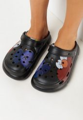 Czarne Klapki z Ozdobnymi Wycięciami z Gumowej Pianki Chenie. Czarne klapki Born2be, bez wzorów, z gumy, bez obcasa, na płaskiej podeszwie. Za 39.99 zł.
