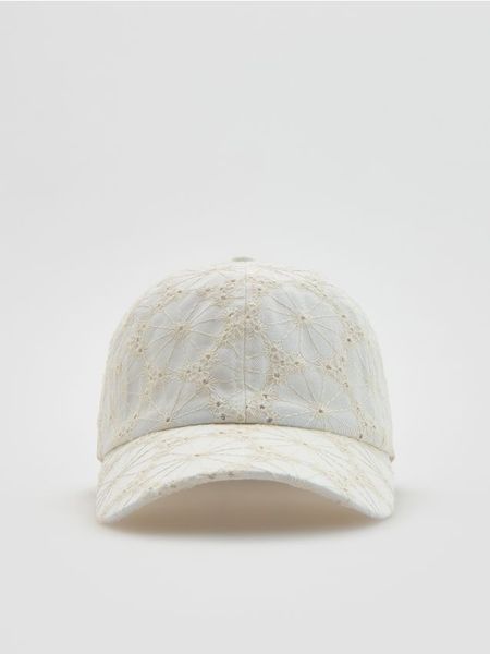 Czapka z haftem - złamana biel. Czapki Reserved, bez wzorów. W wyprzedaży za 45.99 zł.