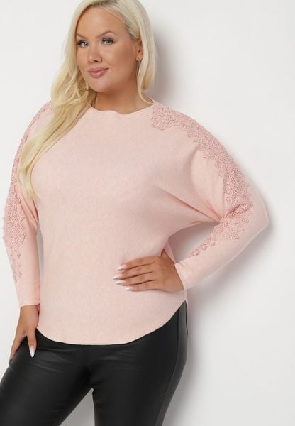 Jasnoróżowa Bluzka z Wiskozą i Bawełną o Kroju Nietoperza Ozdobiona Koronką i Cyrkoniami Erisele. Czerwone bluzki Born2be, l, z aplikacjami, z bawełny, bez kołnierzyka, bez ramiączek. Za 44.99 zł.