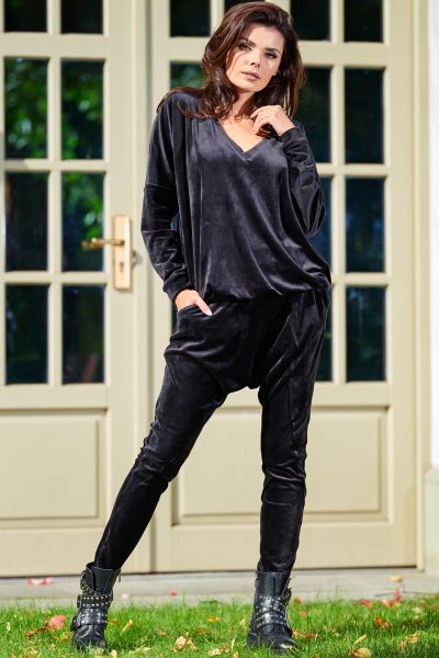 Czarna Wygodna Welurowa Bluza z Dekoltem w Szpic. Czarne bluzy Awama, uniwersalny, bez wzorów, z materiału, bez kaptura. Za 182.90 zł.