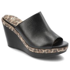 Czarne Klapki Carinii Eleganckie Buty Na Koturnie. Czarne klapki Carinii, z aplikacjami, ze skóry, bez obcasa, na koturnie. Za 299.00 zł.