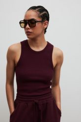 Top na ramiączkach w kolorze BURGUNDY- ISLA-L. Czerwone topy Marsala, l, bez wzorów, z bawełny, bez kołnierzyka, bez ramiączek. Za 119.90 zł.