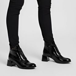 Botki damskie Armodo, lakierowane skórzane na klocku z okrągłym noskiem i na zamek, czarne, 60560. Czarne botki Armodo, bez wzorów, z lakierowanej skóry, z okrągłym noskiem, bez obcasa, na obcasie, bez zapięcia. Za 373.99 zł.