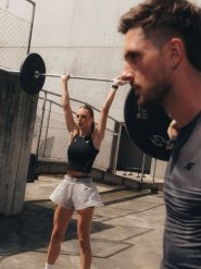 4F Crop top treningowy szybkoschnący damski - czarny S. Czarne koszulki sportowe 4f, bez wzorów, bez ramiączek, na fitness i siłownię. Za 99.99 zł.