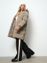 Pikowany płaszcz z kapturem - brązowy. Brązowe płaszcze Sinsay, l, bez wzorów, z kapturem. W wyprzedaży za 99.99 zł.