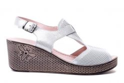 LANQIER 44C2936 beyaz florya, sandały damskie. Szare sandały Lanqier, w ażurowe wzory, z gumy, bez obcasa, na koturnie, bez zapięcia. Za 189.90 zł.