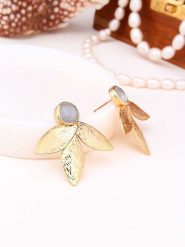 L'Atelier de Gaia Pozłacane kolczyki-wkrętki z kamieniami księżycowymi rozmiar: onesize. Szare kolczyki L'Atelier de Gaia, z kamieniem księżycowym, pozłacane. Za 52.99 zł.