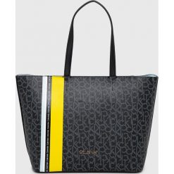 Calvin Klein - Torebka. Czarne torby na ramię Calvin Klein, bez wzorów, z materiału, casualowe, na ramię, duże, bez dodatków. W wyprzedaży za 479.90 zł.