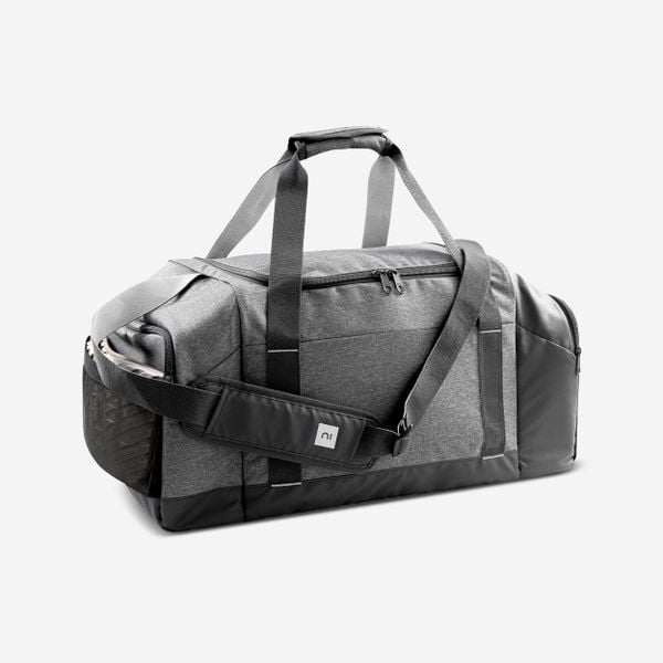 Torba sportowa Decathlon Academic 55 l. Czarne torby na ramię DECATHLON, bez wzorów, z materiału, sportowe, na ramię, duże, bez dodatków. Za 119.99 zł.