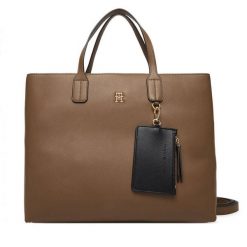 Torebka Tommy Hilfiger. Brązowe torebki klasyczne TOMMY HILFIGER, bez wzorów, bez dodatków. Za 699.99 zł.