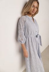 Niebieska Koronkowa Sukienka Koszulowa o Rozkloszowanym Dole z Paskiem w Talii Nesssea. Niebieskie sukienki Born2be, do pracy, l, bez wzorów, z koronki, biznesowe, bez kołnierzyka, bez ramiączek, midi, koszulowe. Za 229.99 zł.
